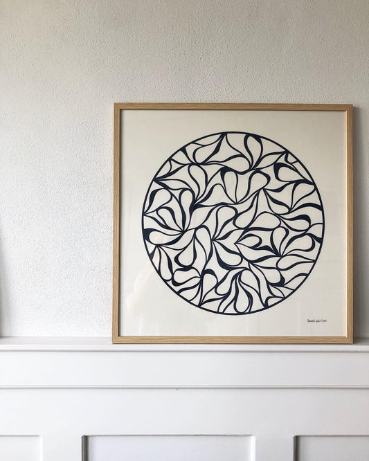 Marineblåt klip på knækket hvid baggrund, 50x50cm.