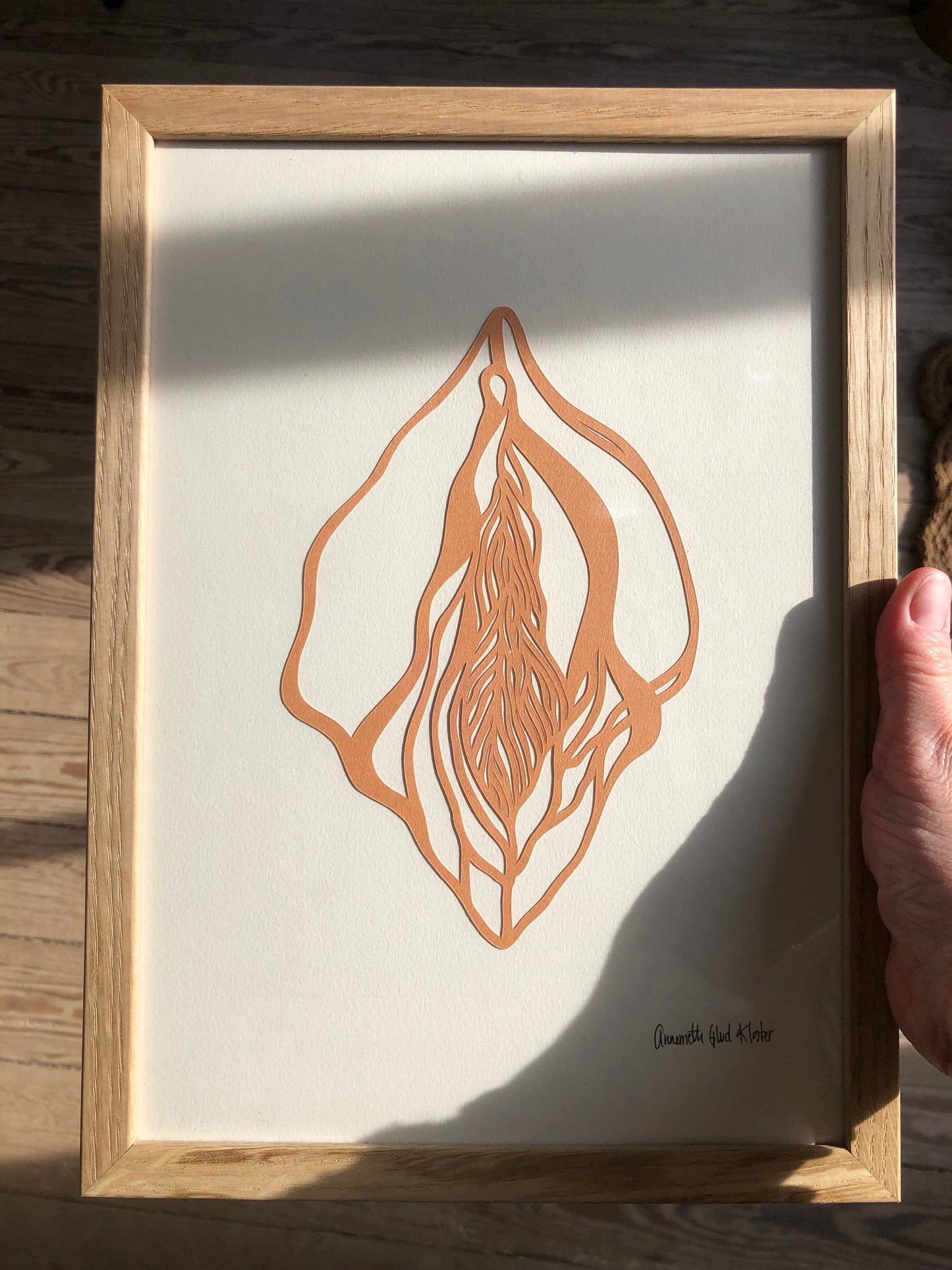 Nude vulva på knækket hvid baggrund i A4