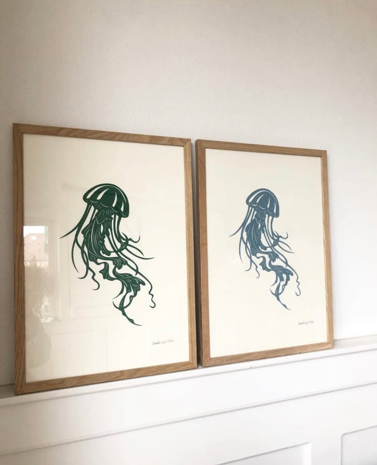 Støvet blå gople på knækket hvid baggrund, A3 (29,7x42cm).