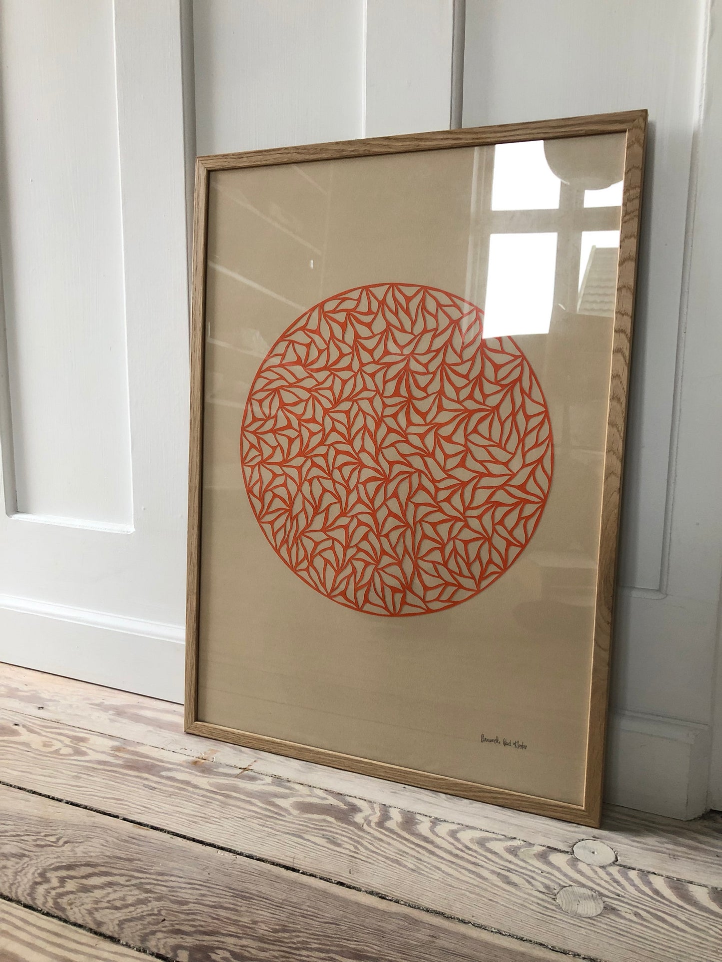 Mørk orange på varm beige, A2