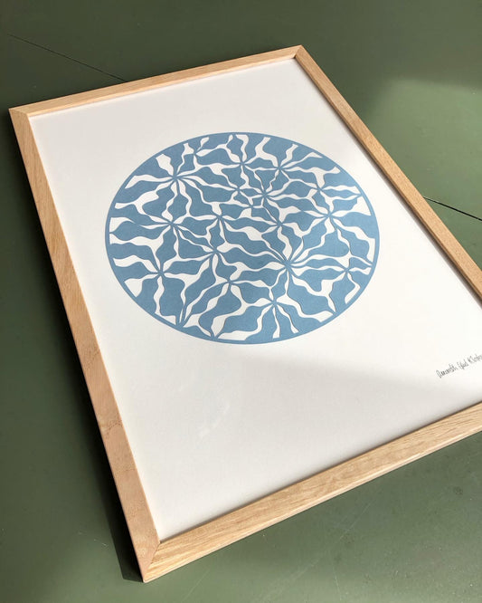 Organisk udskæring i støvet blå, A3