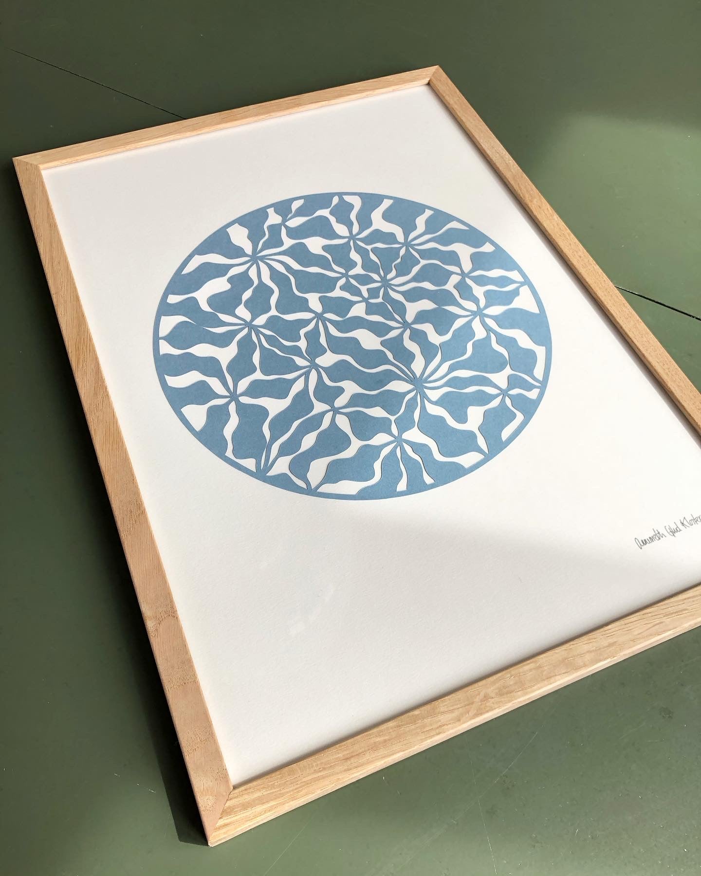 Organisk udskæring i støvet blå, A3