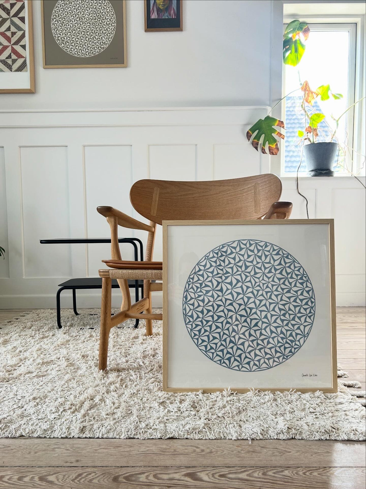 Støvet lyseblåt klip på knækket hvid, 50x50