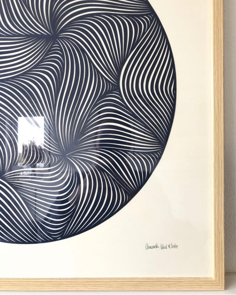 Marineblåt klip på creme, 50x50cm.