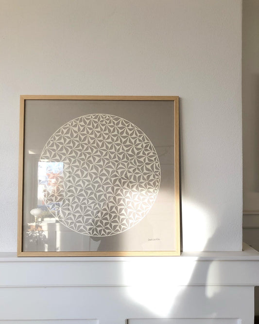 Creme klip på varm stengrå, 50x50cm.