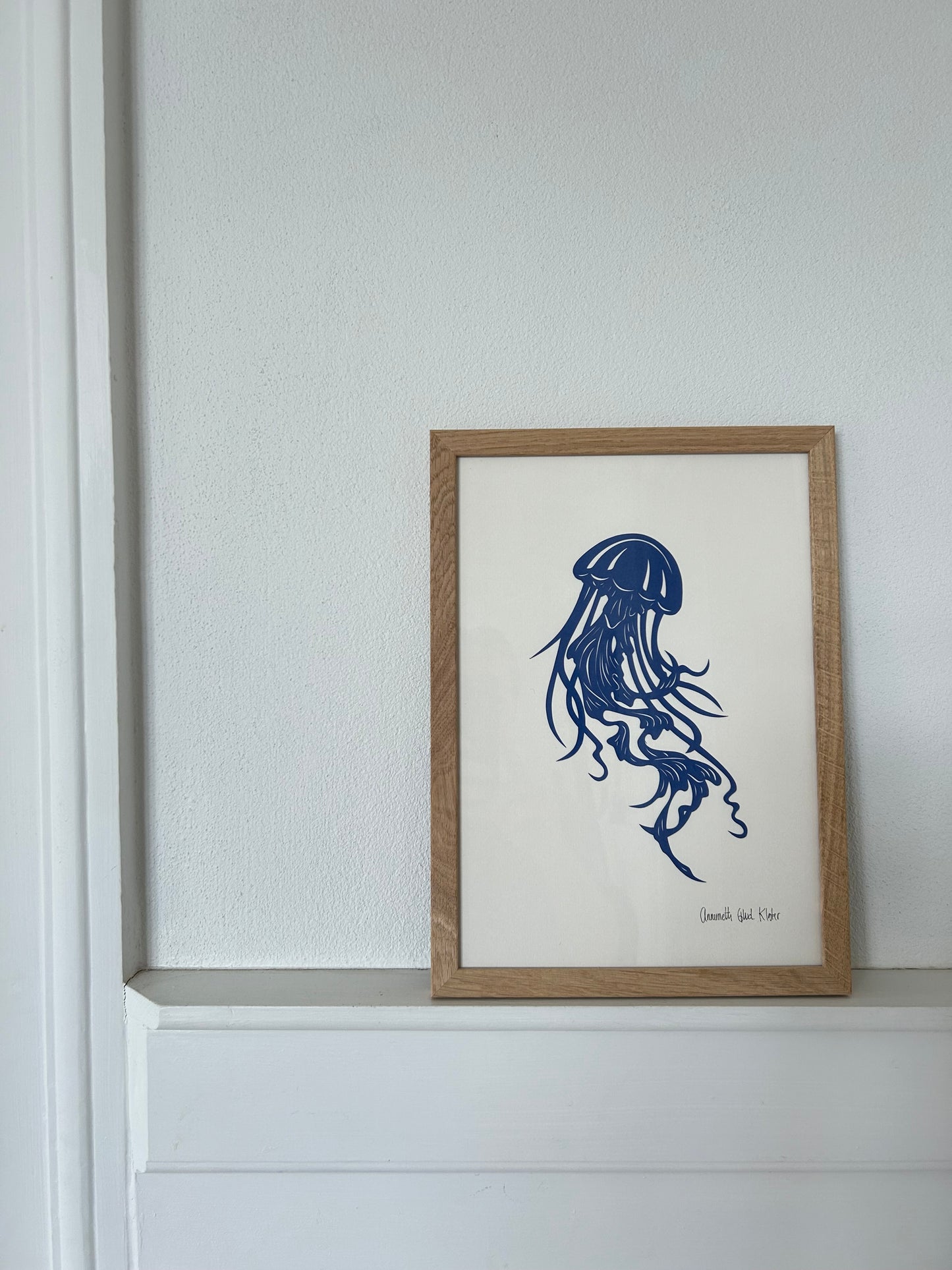 Blå gople på knækket hvid baggrund, A4 (21x29,7cm).
