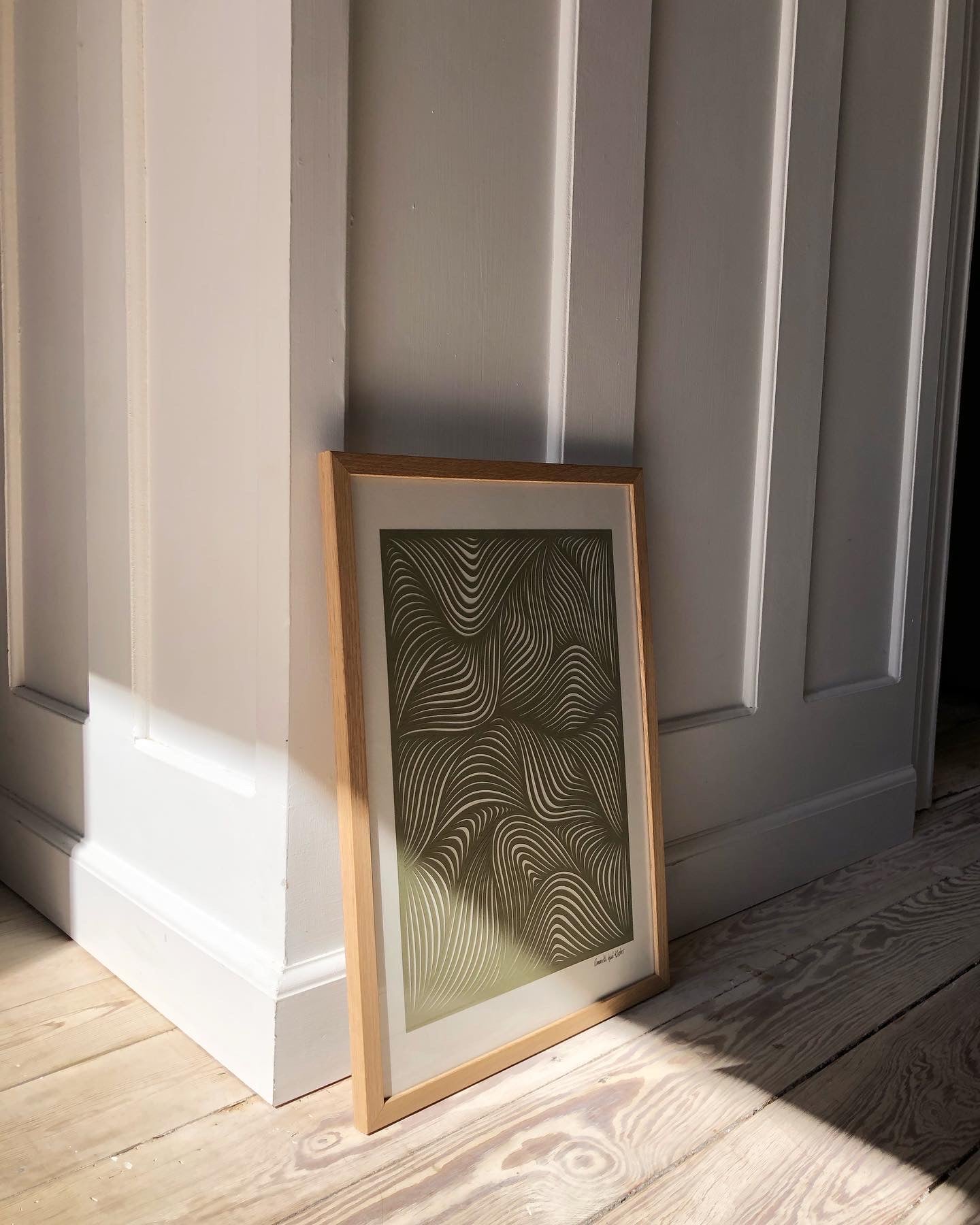 Papercut olivengrønt på knækket hvid A3