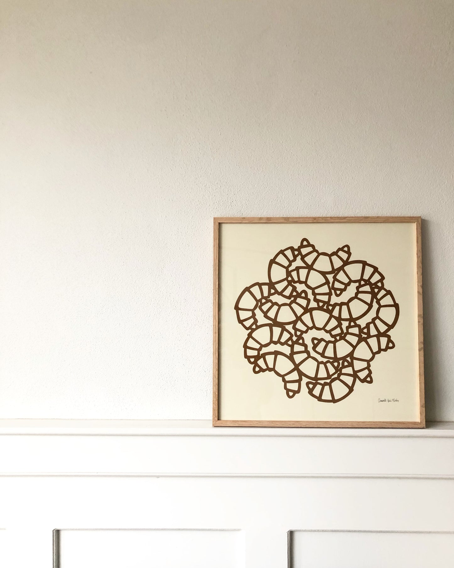 Caffelattefarvede croissanter på creme, 40x40cm.