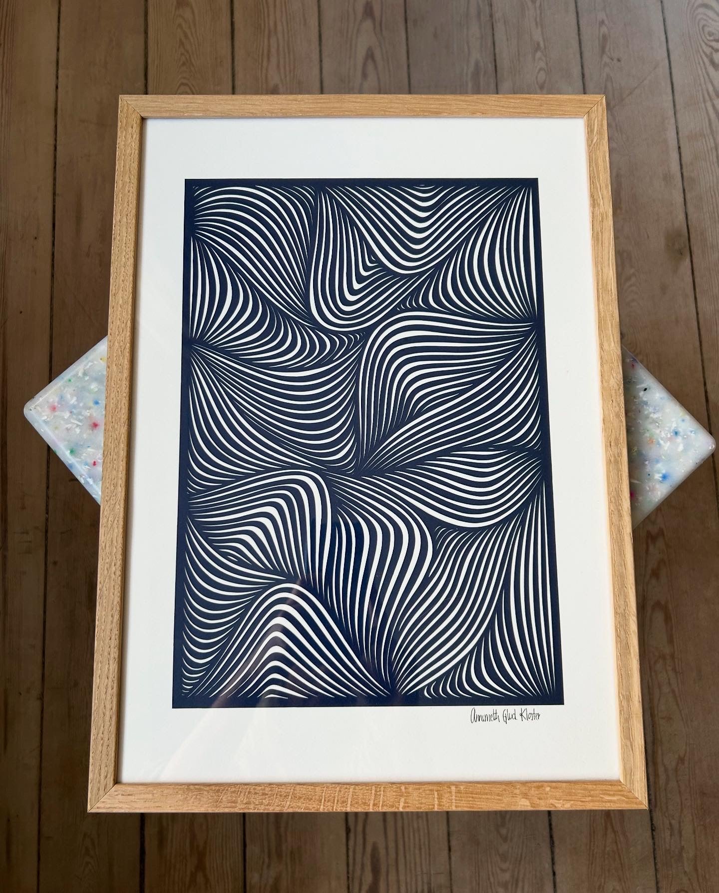 Marineblå udskæring på baggrund i A3