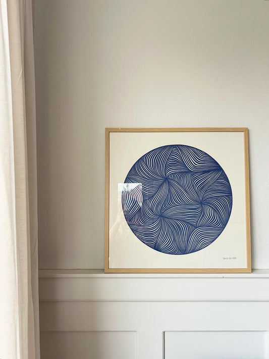 Blå udskæring på knækket hvid baggrund, 50x50