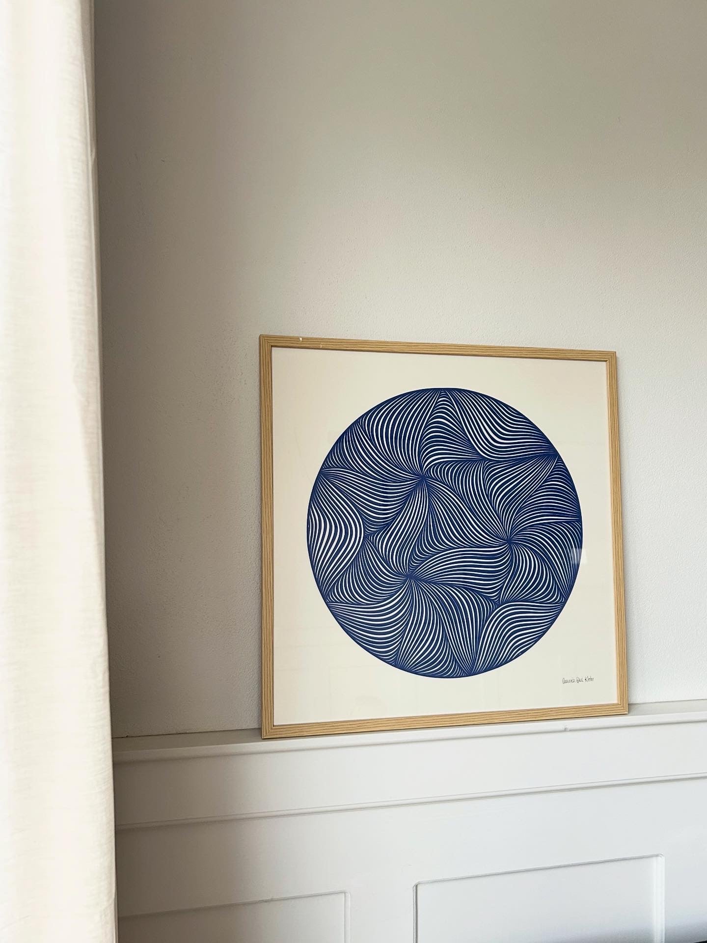 Blå udskæring på knækket hvid baggrund, 50x50